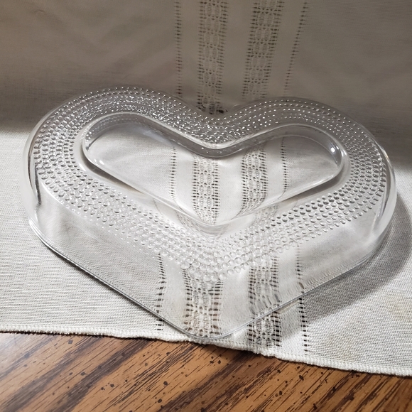 Beautiful Vintage 1950's Tear Drop Clear Mini Glass Heart by Duncan and Miller - Picture 3 of 3